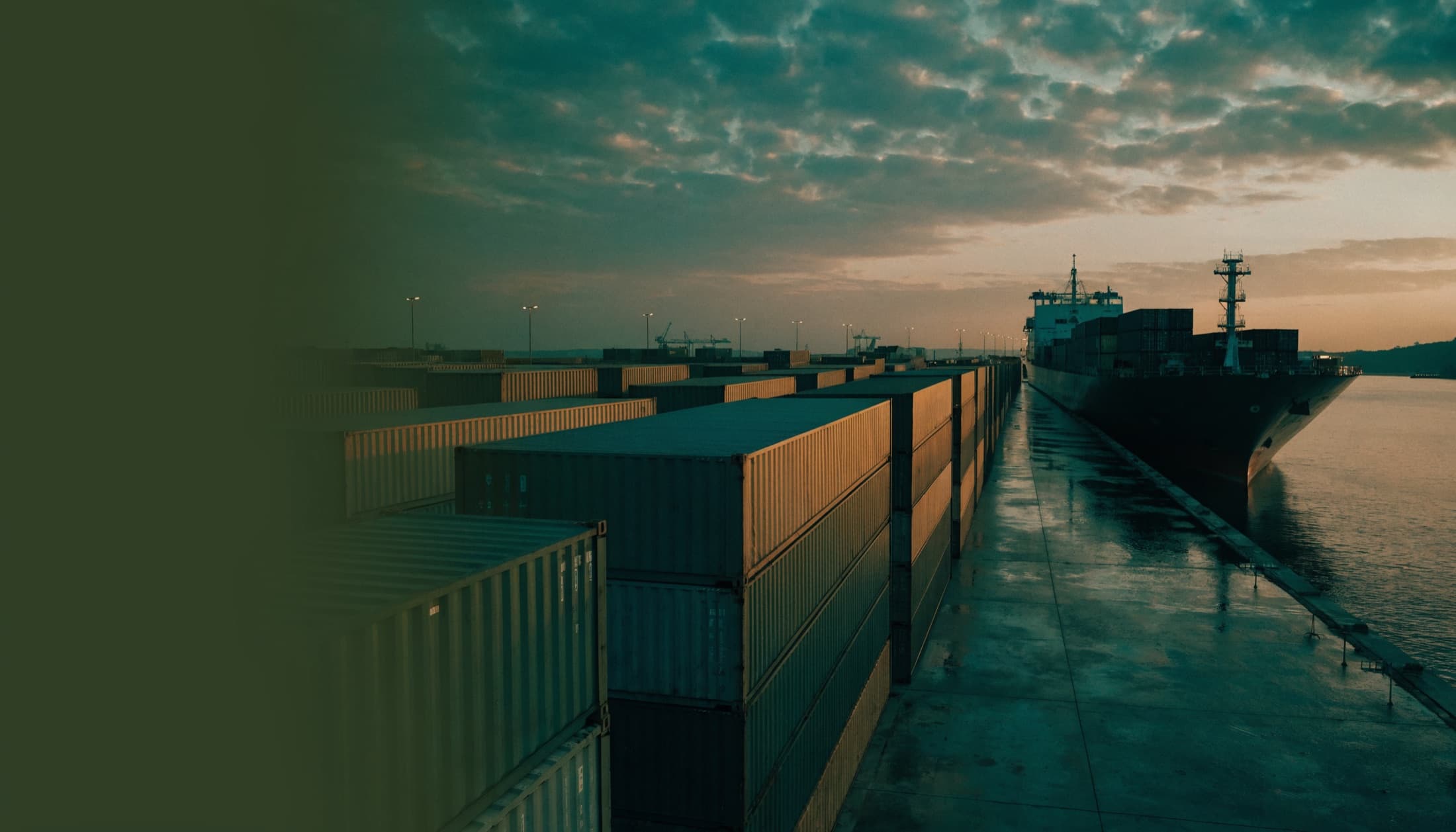 Port de Radès au crépuscule, conteneurs empilés et navire cargo à quai